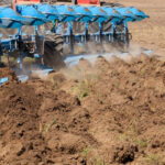 Évolution du machinisme agricole : Alternatives modernes à la charrue traditionnelle charrue-en-acier-pour-le-labour