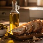 Bouteille d huile d olive doree sur une table en bois avec des olives fraiches et du pain