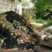 Un compost riche en matières organiques déplacé dans un coin ombragé du jardin, plus éloigné de la maison.