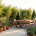 Terrasse lumineuse entourée de plantes en pots faciles à entretenir, protégeant discrètement le coin repas tout en laissant passer le soleil.